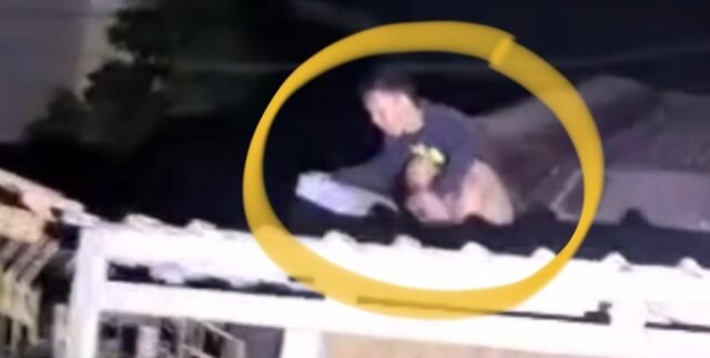 Salah satu remaja terlibat tawuran dengan warga di Jalan Metro Tanjung Bunga, Kecamatan Mariso, Kota Makassar, pada Minggu (30/8/2026) dini hari, bersembunyi di atas atap rumah warga.