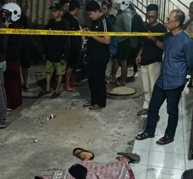 Seorang pria bernama Muh Alif alias Koko (28), meninggal dunia setelah diduga dianiaya menggunakan senjata tajam di sebuah kamar kos di wilayah Kecamatan Bontoala, Kota Makassar, pada Minggu malam (30/8/2026).