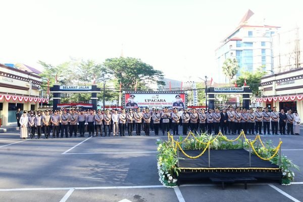 Kepala Kepolisian Resor Kota Besar (Kapolrestabes) Makassar, Kombes Pol Arya Perdana, memimpin Upacara Hari Juang Polri di Lapangan Apel Mapolrestabes Makassar, Jumat (21/8/2026).