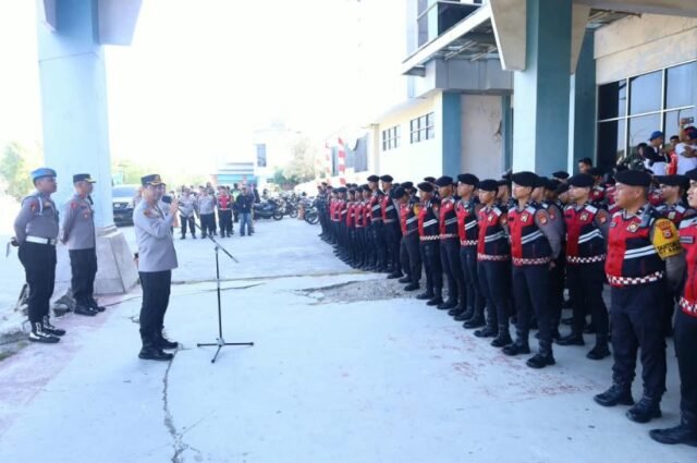 Kapolrestabes Makassar, Kombes Pol Arya Perdana, turun langsung mengecek kesiapan personel yang akan mengamankan jalannya festival musik Soundrenaline, di Parking Lot Mall Phinisi Point, Jalan Metro Tanjung Bunga, Makassar, Sabtu (29/8/2026).