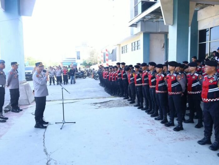 Kapolrestabes Makassar, Kombes Pol Arya Perdana, turun langsung mengecek kesiapan personel yang akan mengamankan jalannya festival musik Soundrenaline, di Parking Lot Mall Phinisi Point, Jalan Metro Tanjung Bunga, Makassar, Sabtu (29/8/2026).