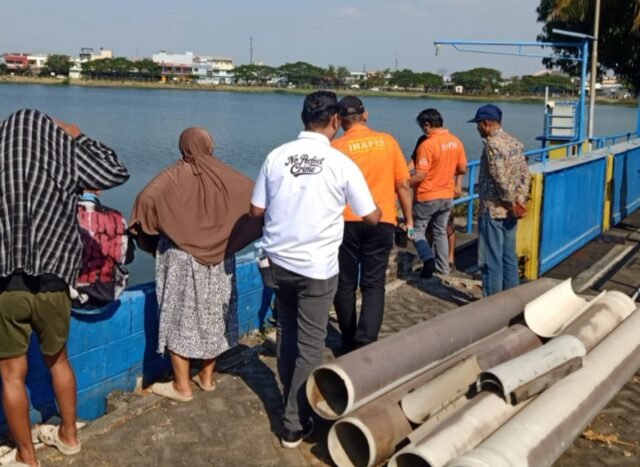 Petugas gabungan melakukan evakuasi terhadap seorang pria yang ditemukan meninggal dunia di kawasan Inspeksi Waduk Pampang, Kelurahan Bangkala, Kecamatan Manggala, Makassar, Rabu (2/9/2026).