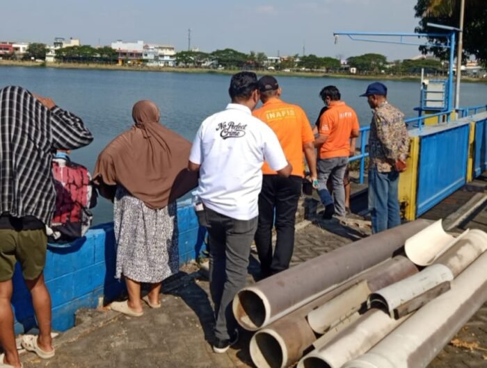 Petugas gabungan melakukan evakuasi terhadap seorang pria yang ditemukan meninggal dunia di kawasan Inspeksi Waduk Pampang, Kelurahan Bangkala, Kecamatan Manggala, Makassar, Rabu (2/9/2026).
