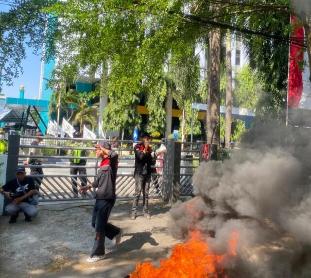 Sejumlah mahasiswa yang tergabung dalam Gerakan Aktivis Mahasiswa (GAM) menggelar aksi unjuk rasa di depan Kantor PLN UID Sulselrabar, Jalan Hertasning, Makassar, Kamis (3/9/2026), memprotes pemadaman listrik bergilir serta mendesak PLN memberikan kompensasi kepada masyarakat terdampak.
