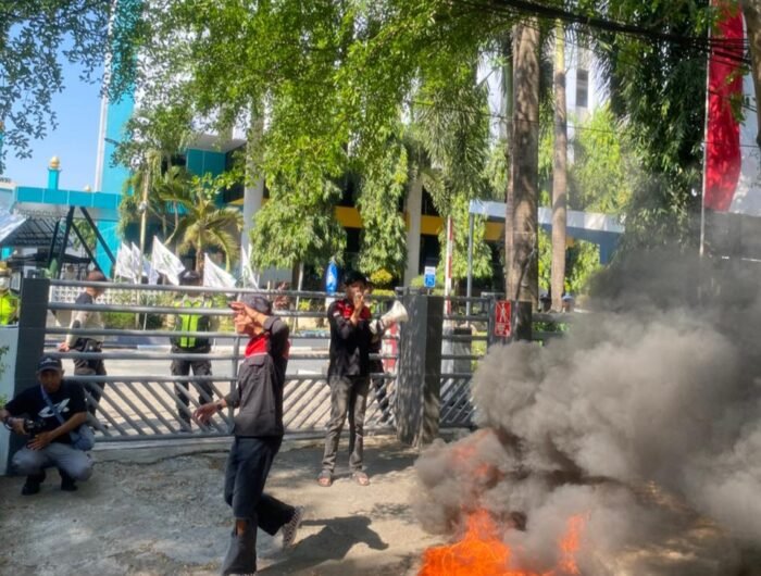 Sejumlah mahasiswa yang tergabung dalam Gerakan Aktivis Mahasiswa (GAM) menggelar aksi unjuk rasa di depan Kantor PLN UID Sulselrabar, Jalan Hertasning, Makassar, Kamis (3/9/2026), memprotes pemadaman listrik bergilir serta mendesak PLN memberikan kompensasi kepada masyarakat terdampak.