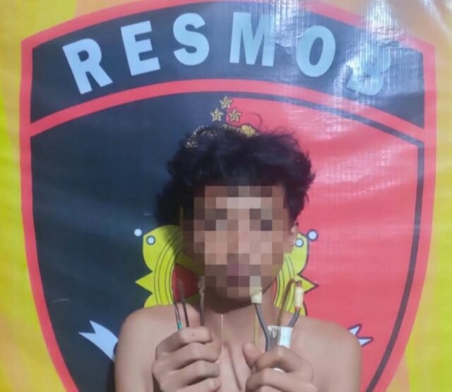 Salah satu pemuda yang diamankan Unit Opsnal Polsek Mamajang saat patroli dini hari bersama barang bukti busur dan pelontar di wilayah Kecamatan Mamajang, Makassar, Minggu (6/9/2026).