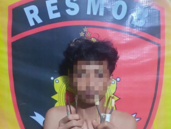 Salah satu pemuda yang diamankan Unit Opsnal Polsek Mamajang saat patroli dini hari bersama barang bukti busur dan pelontar di wilayah Kecamatan Mamajang, Makassar, Minggu (6/9/2026).