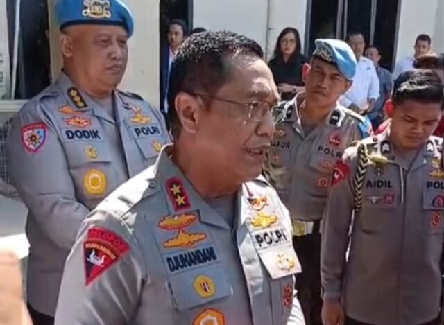 Kapolda Sulsel Irjen Pol Djuhandhani Rahardjo Puro saat memberikan keterangan terkait perkembangan penyidikan dua perkara dugaan aktivitas pertambangan di Sulawesi Selatan.