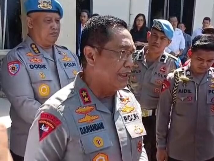 Kapolda Sulsel Irjen Pol Djuhandhani Rahardjo Puro saat memberikan keterangan terkait perkembangan penyidikan dua perkara dugaan aktivitas pertambangan di Sulawesi Selatan.
