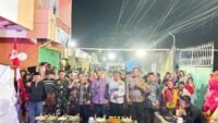 Lurah Banta-Bantaeng Anselmus Watratan bersama warga menghadiri Pesta Rakyat Kemerdekaan dalam rangka HUT ke-81 RI di Jalan Faisal 17, RW 08, Kelurahan Banta-Bantaeng, Kecamatan Rappocini, Makassar, Minggu (30/8/2026) malam.