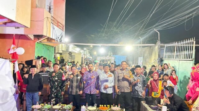 Lurah Banta-Bantaeng Anselmus Watratan bersama warga menghadiri Pesta Rakyat Kemerdekaan dalam rangka HUT ke-81 RI di Jalan Faisal 17, RW 08, Kelurahan Banta-Bantaeng, Kecamatan Rappocini, Makassar, Minggu (30/8/2026) malam.