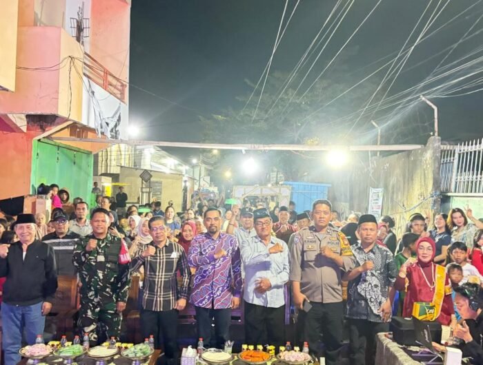 Lurah Banta-Bantaeng Anselmus Watratan bersama warga menghadiri Pesta Rakyat Kemerdekaan dalam rangka HUT ke-81 RI di Jalan Faisal 17, RW 08, Kelurahan Banta-Bantaeng, Kecamatan Rappocini, Makassar, Minggu (30/8/2026) malam.