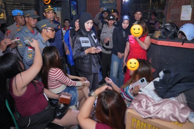 Polres Pelabuhan Makassar menggelar operasi gabungan di sejumlah tempat hiburan malam (THM) yang ada di sepanjang Jalan Nusantara, Kecamatan Wajo, Kota Makassar.