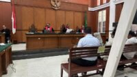 Sidang kasus dugaan tindak pidana korupsi pada pengadaan bibit nanas pada Dinas Tanaman Pangan, Hortikultura dan Perkebunan (DTPH-Bun) Sulsel kembali digelar di Pengadilan Negeri (PN) Makassar, Selasa (1/9/2026).