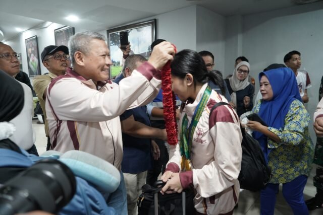 Kepala Kejaksaan Tinggi (Kajati) Sulawesi Selatan, Muhammad Syarifuddin, menjemput langsung kepulangan kontingen Sulawesi Selatan yang berhasil meraih juara umum Kejuaraan Nasional (Kejurnas) Karate-Do Gojukai Piala Jaksa Agung RI III Tahun 2026.