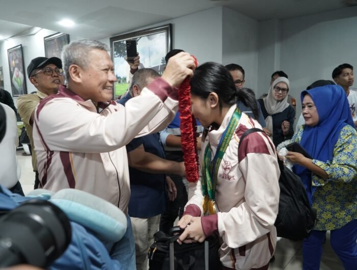 Kepala Kejaksaan Tinggi (Kajati) Sulawesi Selatan, Muhammad Syarifuddin, menjemput langsung kepulangan kontingen Sulawesi Selatan yang berhasil meraih juara umum Kejuaraan Nasional (Kejurnas) Karate-Do Gojukai Piala Jaksa Agung RI III Tahun 2026.