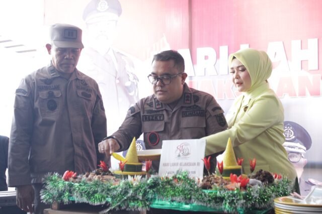 Kajari Takalar, Syamsurezky didampingi Ketua IAD cabang Kejari Takalar potong tumpeng dalam rangka memperingati Hari Lahir (Harlah) ke-81 Kejaksaan Republik Indonesia Tahun 2026 ,pada Rabu (2/9/2026).