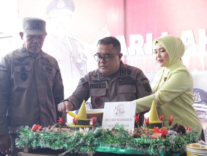Kajari Takalar, Syamsurezky didampingi Ketua IAD cabang Kejari Takalar potong tumpeng dalam rangka memperingati Hari Lahir (Harlah) ke-81 Kejaksaan Republik Indonesia Tahun 2026 ,pada Rabu (2/9/2026).
