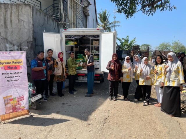 Lurah Pandang Andi Wahyuni bersama jajaran Dinas Ketahanan Pangan Kota Makassar saat meninjau pelaksanaan Gerakan Pangan Murah di halaman Kantor Lurah Pandang, Jalan Abd. Dg. Sirua, Kecamatan Panakkukang, Kamis (2/9/2026).