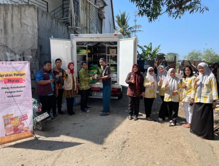 Lurah Pandang Andi Wahyuni bersama jajaran Dinas Ketahanan Pangan Kota Makassar saat meninjau pelaksanaan Gerakan Pangan Murah di halaman Kantor Lurah Pandang, Jalan Abd. Dg. Sirua, Kecamatan Panakkukang, Kamis (2/9/2026).