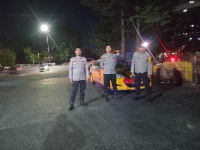 Personel Polsek Ujung Tanah gelar patroli pada malam hari.
