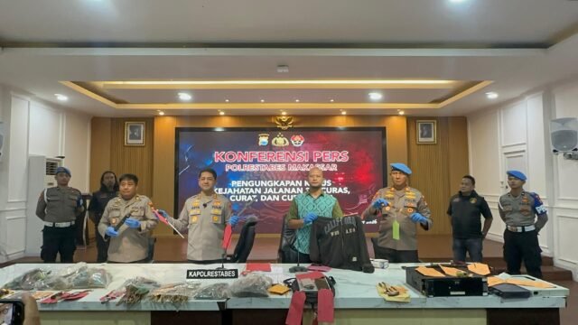 Kapolrestabes Makassar, Kombes Pol Arya Perdana didampingi Kasi Humas, Kasi Propam dan Kasat Reskrim, merilis pengungkapan kasus kejahatan jalanan, di Mapolrestabes Makassar, Jumat (4/9/2026) sore.