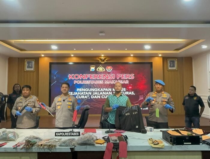 Kapolrestabes Makassar, Kombes Pol Arya Perdana didampingi Kasi Humas, Kasi Propam dan Kasat Reskrim, merilis pengungkapan kasus kejahatan jalanan, di Mapolrestabes Makassar, Jumat (4/9/2026) sore.