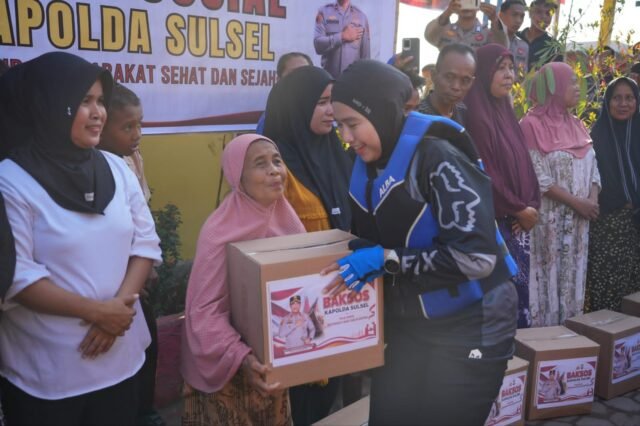 Semarak HUT ke-78 Polwan, Polri sapa dan berbagi bersama warga Pulau Barrang Lompo.