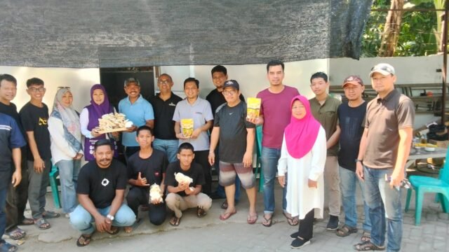 Pemanfaatan lahan fasum D’Tata Tri Residence menjadi lokasi budi daya jamur. Kegiatan ini melibatkan remaja Masjid Al-Hijrah dalam pengelolaannya. Lurah Parangtambung Muh. Zulkifli Ghozali mengapresiasi kegiatan produktif tersebut.