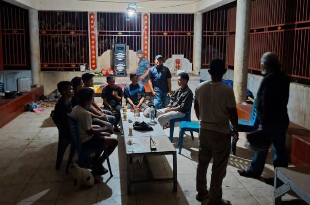 Delapan pemuda digerebek polisi saat diduga sedang menggelar pesta minuman keras di dalam kawasan Pekuburan Cina Yayasan Budi Luhur, Kelurahan Antang, Kecamatan Manggala, Kota Makassar.