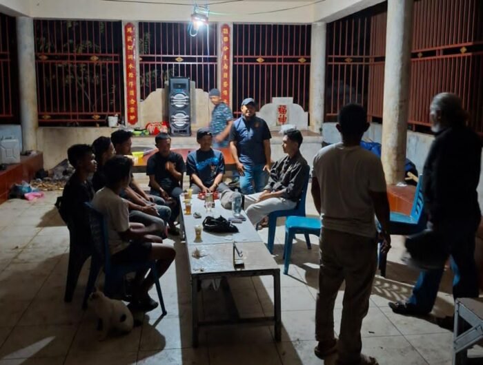 Delapan pemuda digerebek polisi saat diduga sedang menggelar pesta minuman keras di dalam kawasan Pekuburan Cina Yayasan Budi Luhur, Kelurahan Antang, Kecamatan Manggala, Kota Makassar.
