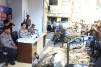 ‎Satlantas Polrestabes Makassar saat konfrensi pers pada Senin (7/9/2026), terkait penindakan terhadap kendaraan yang melanggar aturan lalu lintas. Dalam operasi selama dua pekan, polisi mengamankan 355 motor, termasuk kendaraan berknalpot brong serta pengendara yang kedapatan membawa busur dan ketapel