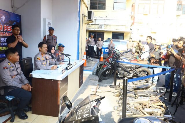 ‎Satlantas Polrestabes Makassar saat konfrensi pers pada Senin (7/9/2026), terkait penindakan terhadap kendaraan yang melanggar aturan lalu lintas. Dalam operasi selama dua pekan, polisi mengamankan 355 motor, termasuk kendaraan berknalpot brong serta pengendara yang kedapatan membawa busur dan ketapel