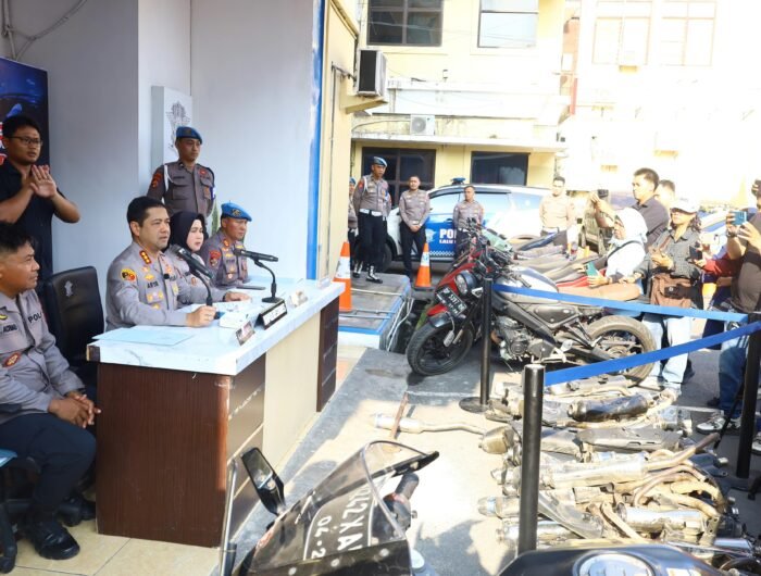 Satlantas Polrestabes Makassar saat konfrensi pers pada Senin (7/9/2026), terkait penindakan terhadap kendaraan yang melanggar aturan lalu lintas. Dalam operasi selama dua pekan, polisi mengamankan 355 motor, termasuk kendaraan berknalpot brong serta pengendara yang kedapatan membawa busur dan ketapel