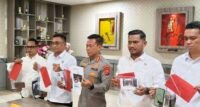Kabid Humas Polda Sulsel Kombes Pol Didik Supranoto (tengah), didampingi Kasubdit V Siber Ditreskrimsus Polda Sulsel saat merilis pengungkapan 11 modus penipuan online dengan 22 tersangka di Mapolda Sulsel, Senin (7/9/2026).