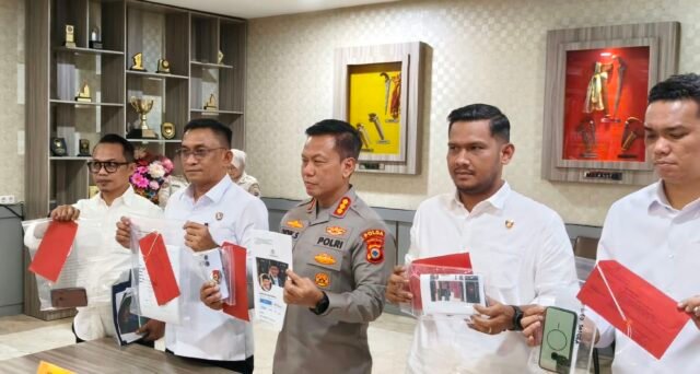 Kabid Humas Polda Sulsel Kombes Pol Didik Supranoto (tengah), didampingi Kasubdit V Siber Ditreskrimsus Polda Sulsel saat merilis pengungkapan 11 modus penipuan online dengan 22 tersangka di Mapolda Sulsel, Senin (7/9/2026).
