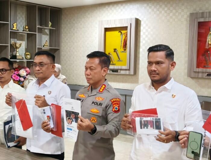 Kabid Humas Polda Sulsel Kombes Pol Didik Supranoto (tengah), didampingi Kasubdit V Siber Ditreskrimsus Polda Sulsel saat merilis pengungkapan 11 modus penipuan online dengan 22 tersangka di Mapolda Sulsel, Senin (7/9/2026).
