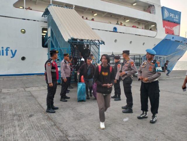 Cegah kriminalitas, Polsek Soeta perketat patroli di Dermaga Pelabuhan Makassar.