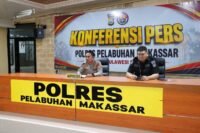 Kapolsek Kawasan Pelabuhan Paotere, Iptu Ibnu Chaerul didampingi Kasubsipenmas Polres Pelabuhan Makassar, Aipda Adil, merilis pengungkapan pencurian mesin kapal di Pelabuhan Paotere Makassar, Senin (7/9/2026).