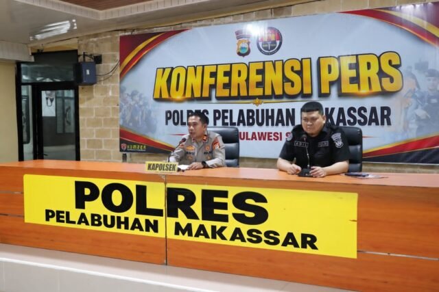 Kapolsek Kawasan Pelabuhan Paotere, Iptu Ibnu Chaerul didampingi Kasubsipenmas Polres Pelabuhan Makassar, Aipda Adil, merilis pengungkapan pencurian mesin kapal di Pelabuhan Paotere Makassar, Senin (7/9/2026).
