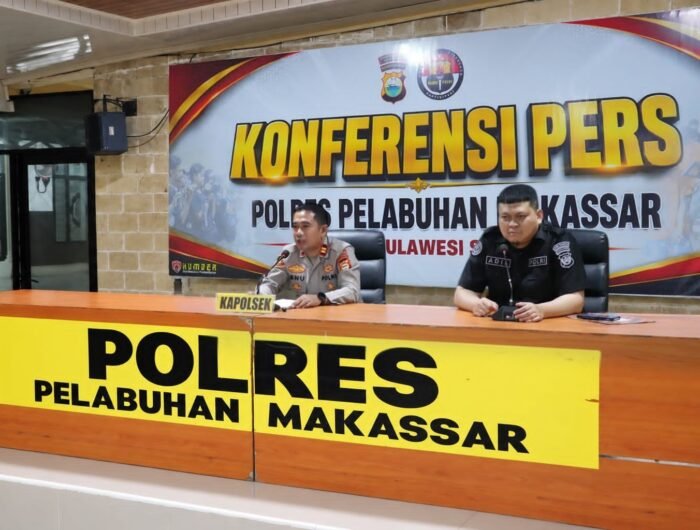 Kapolsek Kawasan Pelabuhan Paotere, Iptu Ibnu Chaerul didampingi Kasubsipenmas Polres Pelabuhan Makassar, Aipda Adil, merilis pengungkapan pencurian mesin kapal di Pelabuhan Paotere Makassar, Senin (7/9/2026).