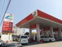 Antrean kendaraan mengular di salah satu SPBU di Kota Makassar akibat sulitnya mendapatkan BBM. Kondisi ini tengah diselidiki Polda Sulsel terkait dugaan penyimpangan distribusi solar.