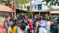 Petugas kepolisian berjaga di Jalan Ujung Bori, Kecamatan Manggala, Makassar, pascabentrok yang diduga dipicu sengketa lahan, Rabu (9/9/2026). Dalam insiden tersebut, dua motor dibakar dan empat orang dilaporkan mengalami luka.
