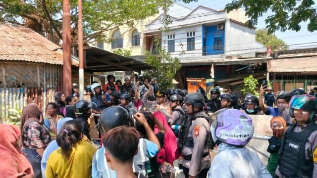 Petugas kepolisian berjaga di Jalan Ujung Bori, Kecamatan Manggala, Makassar, pascabentrok yang diduga dipicu sengketa lahan, Rabu (9/9/2026). Dalam insiden tersebut, dua motor dibakar dan empat orang dilaporkan mengalami luka.