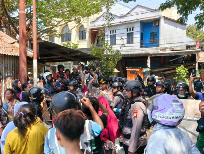 Petugas kepolisian berjaga di Jalan Ujung Bori, Kecamatan Manggala, Makassar, pascabentrok yang diduga dipicu sengketa lahan, Rabu (9/9/2026). Dalam insiden tersebut, dua motor dibakar dan empat orang dilaporkan mengalami luka.