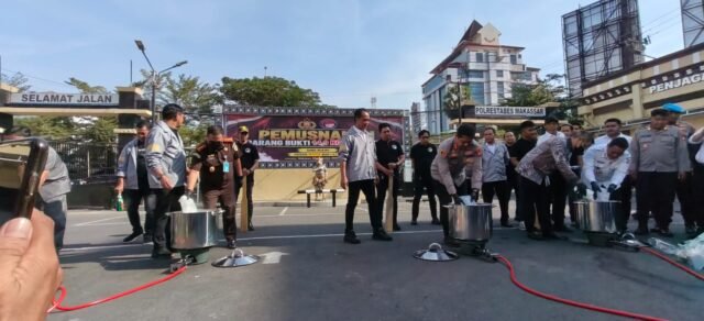 Satnarkoba Polrestabes Makassar memusnahkan barang bukti narkotika berupa sabu seberat 10.824 gram dan ekstasi sebanyak 10.317,5 butir, di halaman Mapolrestabes Makassar, Rabu (9/9/2026).