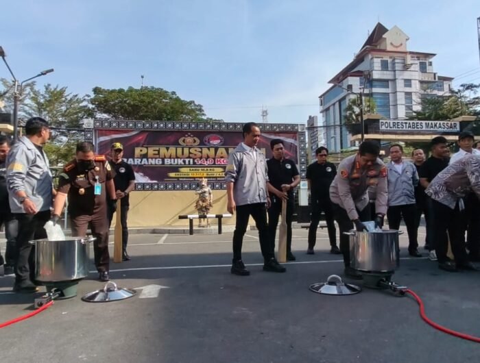 Satnarkoba Polrestabes Makassar memusnahkan barang bukti narkotika berupa sabu seberat 10.824 gram dan ekstasi sebanyak 10.317,5 butir, di halaman Mapolrestabes Makassar, Rabu (9/9/2026).