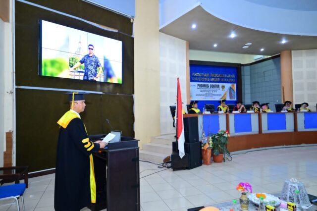 Kompol Dr. Muhammad Agus, S.E., M.M, meraih gelar Doktor Ilmu Administrasi Publik setelah berhasil menyelesaikan Ujian Promosi Doktor Program Studi S3 Ilmu Administrasi Publik, Fakultas Ilmu Sosial dan Hukum di Universitas Negeri Makassar (UNM), Rabu (9/9/2026).