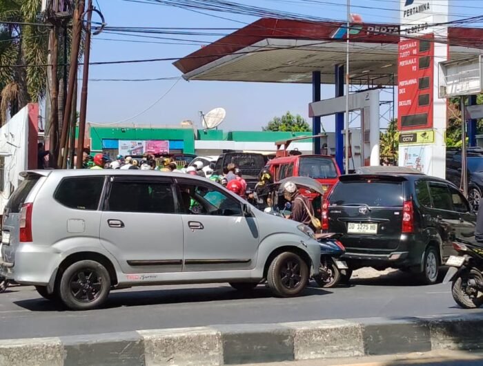 Sejumlah kendaraan antrean isi BBM di SPBU di Jl Sultan Alauddin, pada Kamis (10/9/2026).