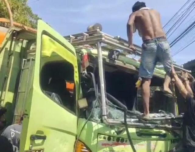 Kericuhan mewarnai pelaksanaan eksekusi lahan di Jalan Dg Tata 3, Kelurahan Parangtambung, Kecamatan Tamalate, Makassar. Dalam insiden tersebut, kaca tronton pembawa ekskavator mengalami kerusakan.